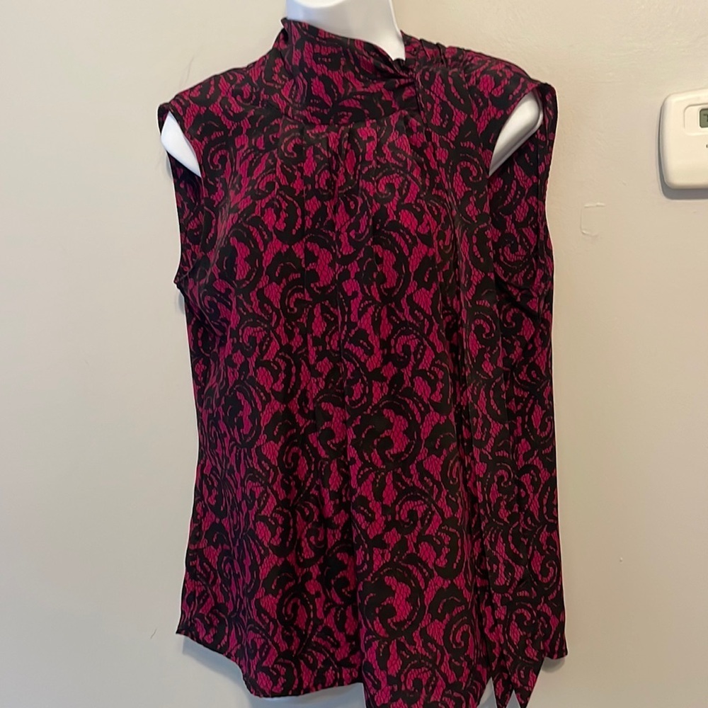 NY & Co Elegant Sleeveless Lace Print Top with High Neck & Tied Sash Bow Collar‌